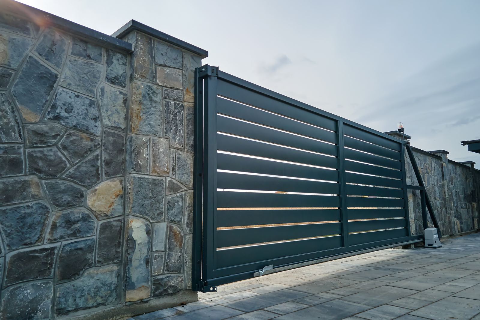 Automatic sliding gate